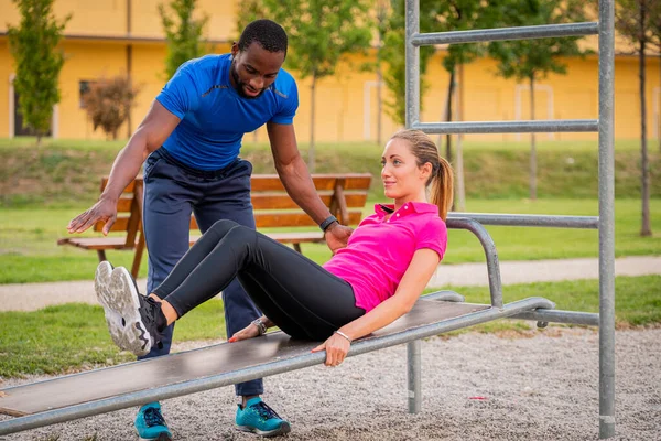 Afro Amerikai Fitness Oktató Edző Segít Nőnek Fekvőtámaszokat Csinálni Cross — Stock Fotó