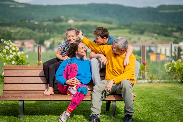 Mutlu Aile Bankta Baba Anne Oğul Kız Kırsalda Birlikte Eğleniyorlar — Stok fotoğraf