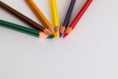 Renkli kalemler, beyaz arkaplanda birleşti