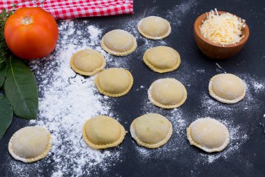 Sorrentinoson siyah masa rendelenmiş peynirli