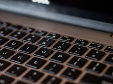 Laptop klavyesine yakın çekim, gümüş dizüstü bilgisayarda siyah anahtarlar. Odakta Ekran ve Kablosuz Bağlantı tuşlarını yazdır.