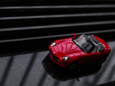 Mumbai, Hindistan - 26 Mayıs 2020: Siyah arka planda açık çatılı kırmızı lüks oyuncak araba