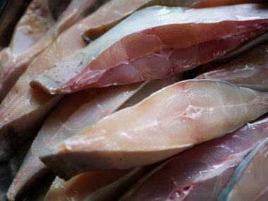 Çiğ Pomfret balığı. Hint balığı pomfret dilimlerini kapatın..