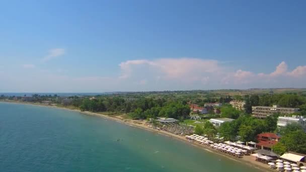 Vue aérienne de la plage d'en haut avec de l'eau bleue, Nea Mihaniona Thessaloniki Grèce, avancer par drone 