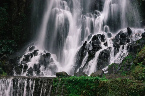 Portekiz, Azores Adaları 'nın güzel panoramik şelalesi