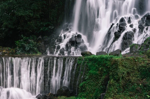 Portekiz, Azores Adaları 'nın güzel panoramik şelalesi