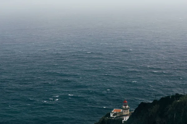 Portekiz, Azores Adaları 'ndaki Arnel deniz fenerinden sisli Atlantik Okyanusu manzarası