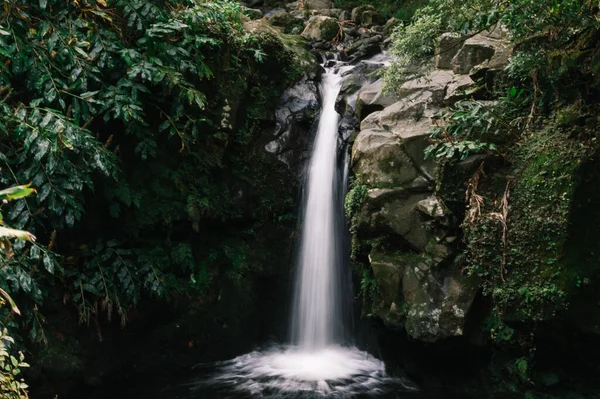 Portekiz, Azores Adaları 'nın güzel panoramik şelalesi