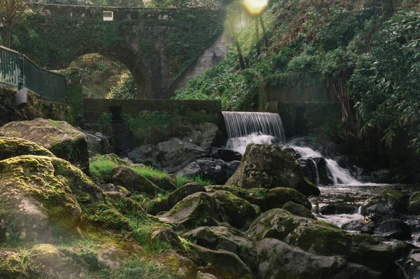 Nehirdeki su akıntısı kayaların arasından akıyor, Azores Adaları, Portekiz
