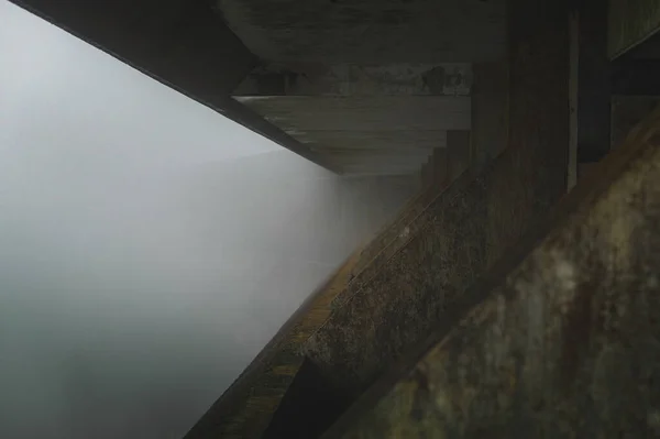 Terk edilmiş evin sisli eski balkonu. Horror Monte Palace Oteli, Azores, Portekiz