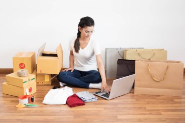 Online iş için dizüstü bilgisayar kullanarak küçük işletme girişimci Sme, genç girişimci yeni nesil yaşam tarzı başlatın