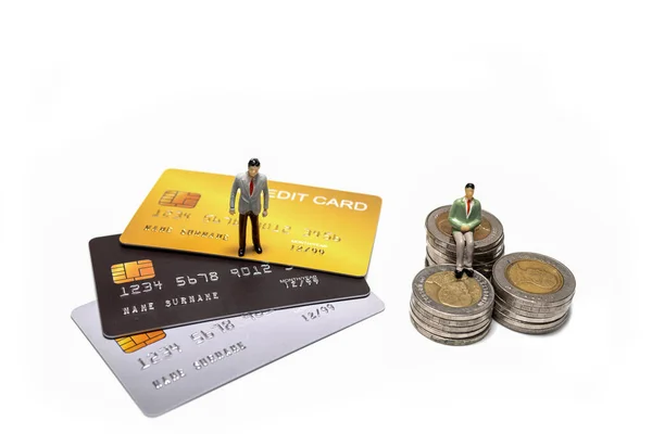 Figura Miniatura Hombre Negocios Pie Tarjeta Crédito Sentado Moneda Apilada —  Fotos de Stock