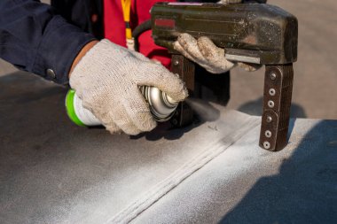 Endüstriyel fabrikada Yıkım Olmayan Testin (NDT) Manyetik Parçacık Testi (MT) ile kaynaklanan arıza kontrol ediliyor.