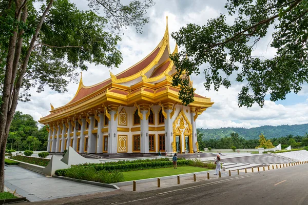 Uma Grande Igreja Branca Dourada Wat Boonyawad Chon Buri Tailândia — Fotografia de Stock