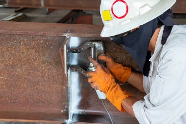 Endüstriyel fabrikada Yıkım Olmayan Testin (NDT) Manyetik Parçacık Testi (MT) ile kaynaklanan arıza kontrol ediliyor.