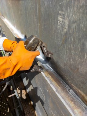 Endüstriyel fabrikada Yıkım Olmayan Testin (NDT) Manyetik Parçacık Testi (MT) ile kaynaklanan arıza kontrol ediliyor.