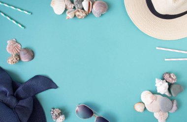 Turkuaz mavisi arka plan güneş gözlüklü, şapkalı plaj aksesuarları. Yaz, mekanın bir kopyasıyla konsepte uyuyor. Sahilde dinlenme konsepti.