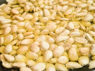 Kaynar yağa batırılmış kızarmış badem.