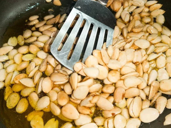 Amêndoas Fritas Sendo Cozidas Uma Panela — Fotografia de Stock