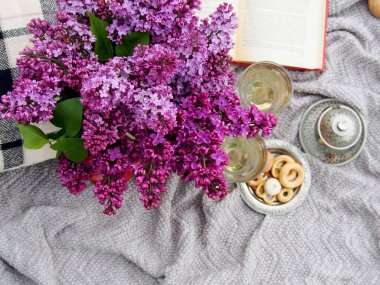 Bir kitap, şarap ve bir buket leylakla dolu bir hayat.