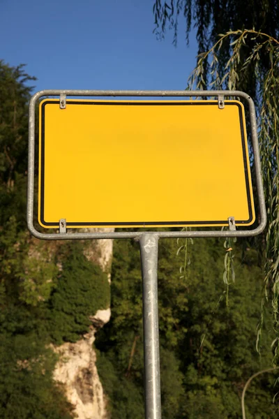 Gelbes Verkehrsschild Auf Einem Hintergrund Von Bäumen Foto — Stockfoto