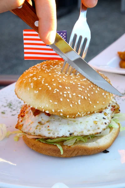 Big American Burger Jest Krojony Nożem Photo — Zdjęcie stockowe