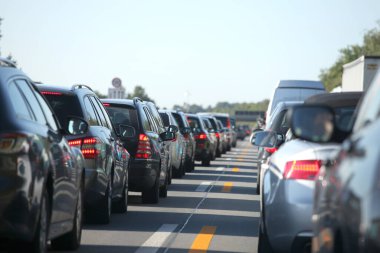 Birçok farklı araçtan uzun bir trafik sıkışıklığı - Fotoğraf