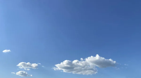 Wiele Białych Chmur Błękitnym Niebie Photo — Zdjęcie stockowe