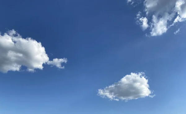 Много Белых Облаков Голубом Небе Фото — стоковое фото