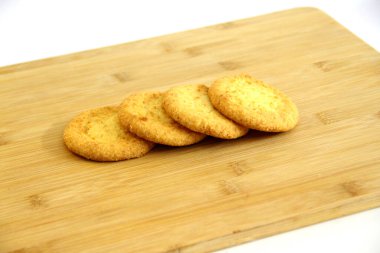 Kurabiyeler kesme tahtasının üzerinde duruyor.