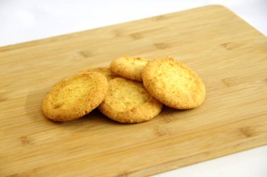 Kurabiyeler kesme tahtasının üzerinde duruyor.