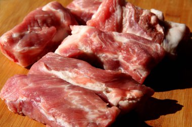 Kesme tahtasında çiğ domuz pirzolası.
