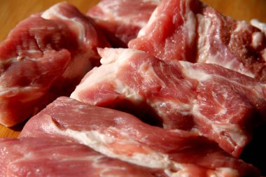 Kesme tahtasında çiğ domuz pirzolası.