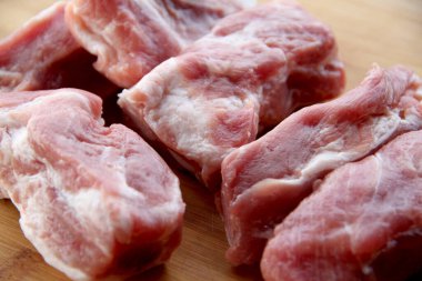 Kesme tahtasında çiğ domuz pirzolası.