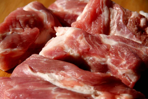 Kesme tahtasında çiğ domuz pirzolası.