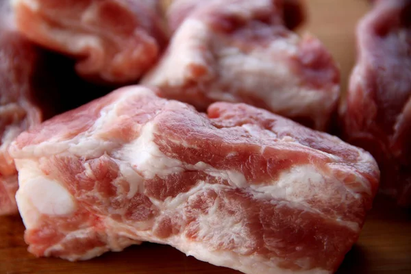 Kesme tahtasında çiğ domuz pirzolası.