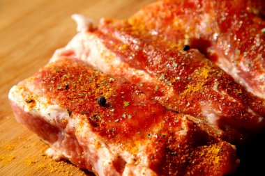 Çiğ et, baharatlı taze domuz pirzolası.