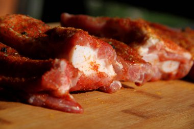 Çiğ et, baharatlı taze domuz pirzolası.