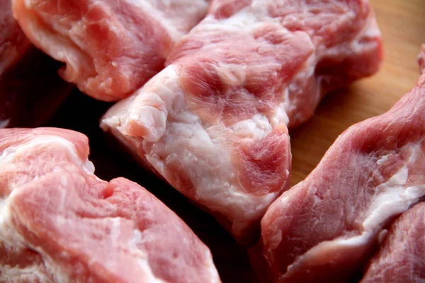 Kesme tahtasında çiğ domuz pirzolası.