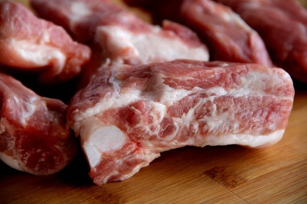 Kesme tahtasında çiğ domuz pirzolası.