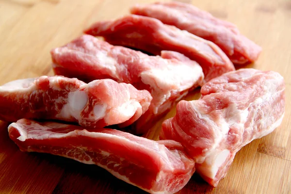 Kesme tahtasında çiğ domuz pirzolası.