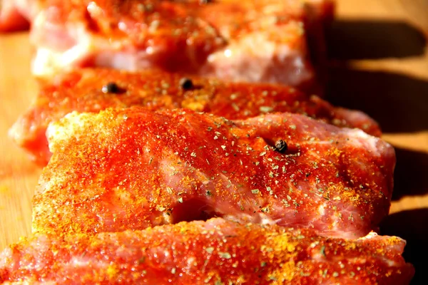 Çiğ et, baharatlı taze domuz pirzolası.