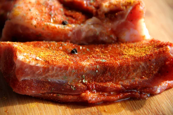 Çiğ et, baharatlı taze domuz pirzolası.