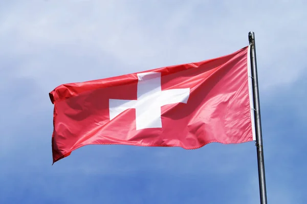 Utveckla Flagga Schweiz Hänger Flaggstång Mot Himlen — Stockfoto