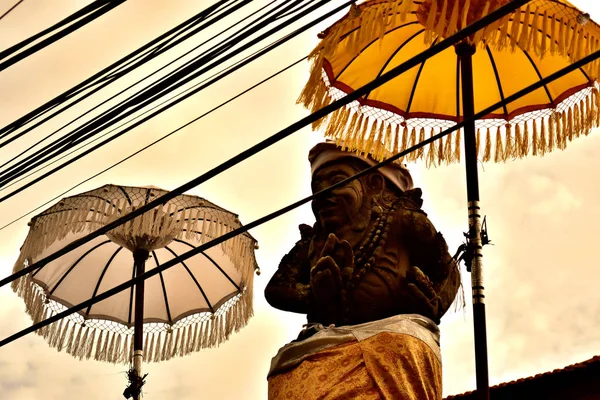 Bidden Stenen Standbeeld Tussen Twee Parasols Het Dak Van Tempel — Stockfoto