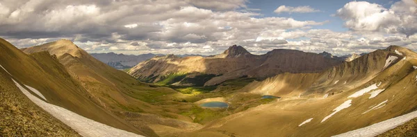 Vista incrível do Lago Curador nas Montanhas Rochosas, Parque Nacional Jasper, Alberta, Canadá — Fotografia de Stock