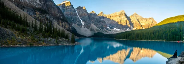 Vista emocionante do Lago Moraine e da cordilheira nas Montanhas Rochosas Canadenses, Banff National Park, Alberta, Canadá — Fotografia de Stock