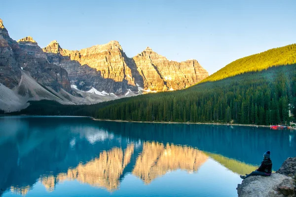 Emocionante vista del lago Moraine y la cordillera de las Montañas Rocosas Canadienses, Parque Nacional Banff, Alberta, Canadá —  Fotos de Stock