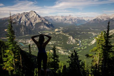 Banff Gondola çevresindeki Banff kasabasının manzarası, Rocky Dağları, Banff Ulusal Parkı, Alberta, Kanada. 