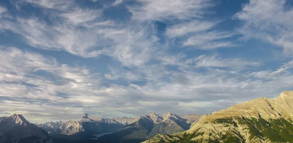 밴프 곤돌라, 앨버타, 캐나다, 로키 산맥 옆의 끝없는 산맥 촬영 — 스톡 사진